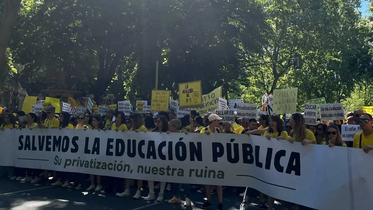 Cabecera de la manifestaci&oacute;n por la educaci&oacute;n p&uacute;blica.