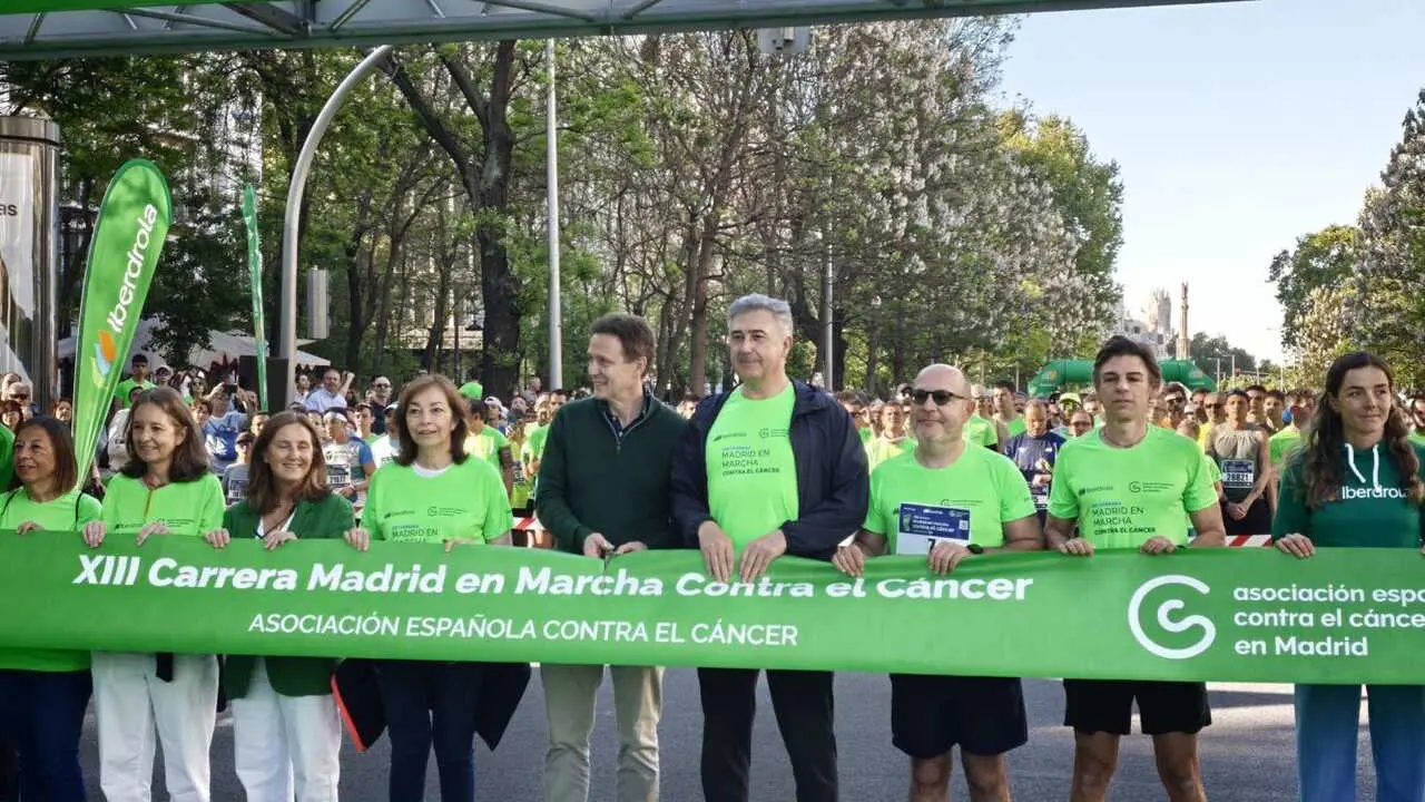 El delegado de Pol&iacute;ticas Sociales, Familias e Igualdad, Jos&eacute; Fern&aacute;ndez, junto a los concejales de Salamanca, Cayetana Hern&aacute;ndez de la Riva, y de Chamber&iacute;, Jaime Gonz&aacute;lez Taboada, dan la salida de la Carrera Madrid en Marcha contra el C&aacute;ncer