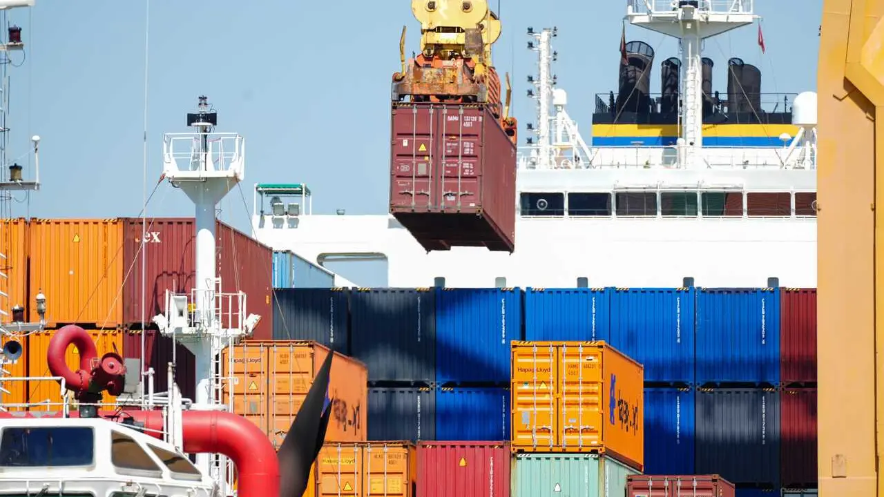 Archivo - Porta contenedores en el Puerto de Huelva, A 21 de mayo de 2025 en Huelva, Andaluc&iacute;a (Espa&ntilde;a). El Puerto de Huelva ha acogido el ejercicio de seguridad mar&iacute;tima Marsec-25, organizado por la Armada en colaboraci&oacute;n con la Guardia Civil. La maniobr