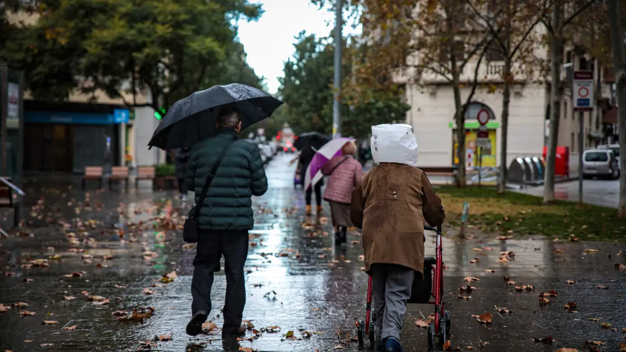Archivo - Un hombre camina con un paraguas, a 17 de enero de 2023, en Barcelona, Catalunya (Espa&ntilde;a). El s&eacute;ptimo gran temporal de la temporada ha tra&iacute;do viento, oleaje, nevadas y lluvias a las cuatro provincias catalanas, que vivir&aacute;n un descenso en las tem