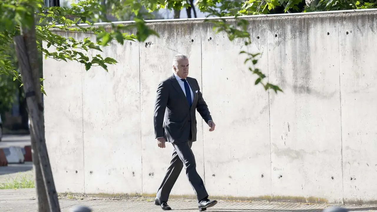 El extesorero del PP, Luis B&aacute;rcenas, a su llegada a la Audiencia Nacional, a 20 de abril de 2026, en San Fernando, Madrid (Espa&ntilde;a). 