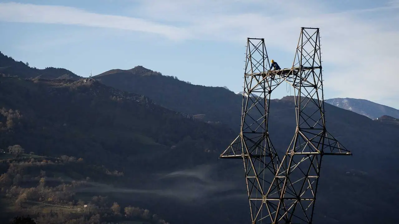 Archivo - Una persona trabaja subida a una torre de alta tensi&oacute;n, durante una visita a las obras de desmantelamiento de la l&iacute;nea de alta tensi&oacute;n Lada-Velilla, a 28 de noviembre de 2025, en Laviana, Asturias (Espa&ntilde;a).