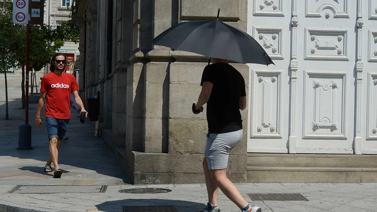 OLA DE CALOR EN OURENSE, DE UNA SEMANA. OURENSANOS Y OURENSANAS ESCAPAN DEL SOL EN CUALQUIER SOMBRA, TERM&Oacute;METROS CON TEMPERATURAS EN ASCENSO DESDE MEDIOD&Iacute;A ( EL M&Aacute;S FOTOGRAFIADO POR VECINOS Y TURISTAS ES EL QUE EST&Aacute; EN EL PARQUE DE SAN L&Aacute;ZARO, DELANTE DE LA SUBDELEGACI&Oacute;N DEL GOBIERNO), OTRO EN LA ALAMEDA, AL LADO DE LA EXPOSICI&Oacute;N SOBRE LA COVID "GALICIA EN VILO" DE FOTORREPORTEROS GALLEGOS, TAMBI&Eacute;N ORILLAS DEL R&Iacute;O MI&Ntilde;O Y ZONA TERMAL , Y AVISO DE RIESGO EXTREMO DE INCENDIO EN ACCESOS Y AUTOV&Iacute;A A-52. OURENSE 12/07/22. FOTO ROSA VEIGA