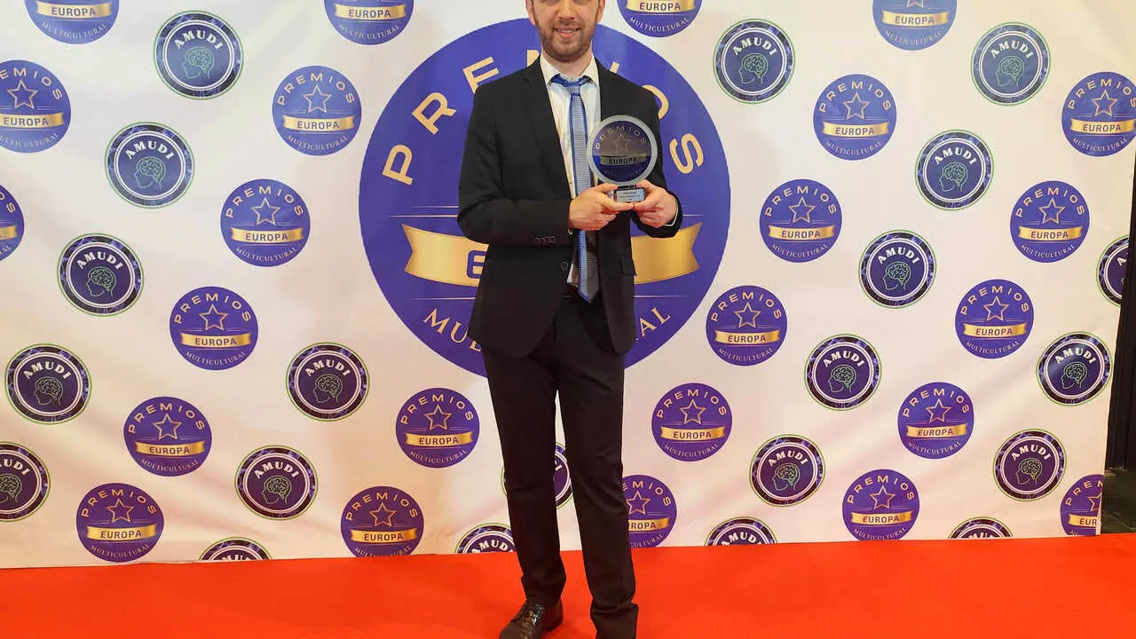 Carlos Alc&aacute;zar Rodr&iacute;guez-Pati&ntilde;o con el Premio Europa Multicultural