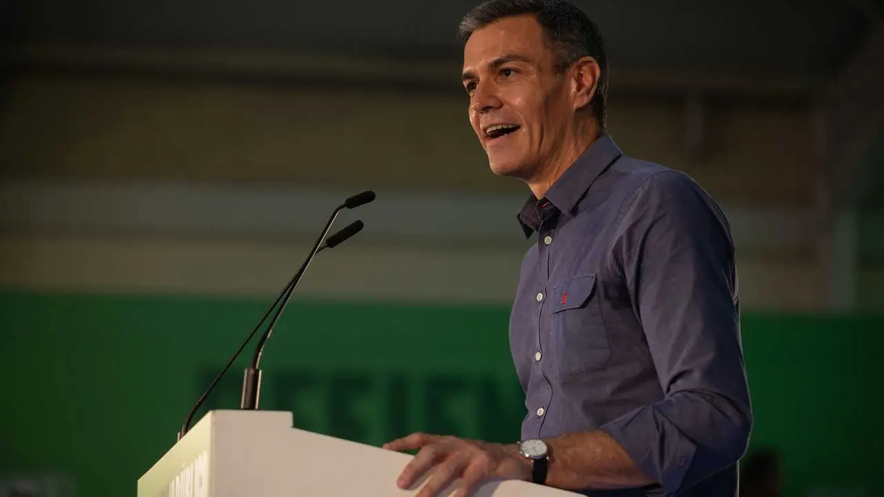 La secretaria general del PSOE-A y candidata a la Presidencia de la Junta de Andaluc&iacute;a, Mar&iacute;a Jes&uacute;s Montero, y el secretario general del PSOE y presidente del Gobierno, Pedro S&aacute;nchez juntos en un acto de precampa&ntilde;a de cara a las pr&oacute;ximas elecciones auton&oacute;