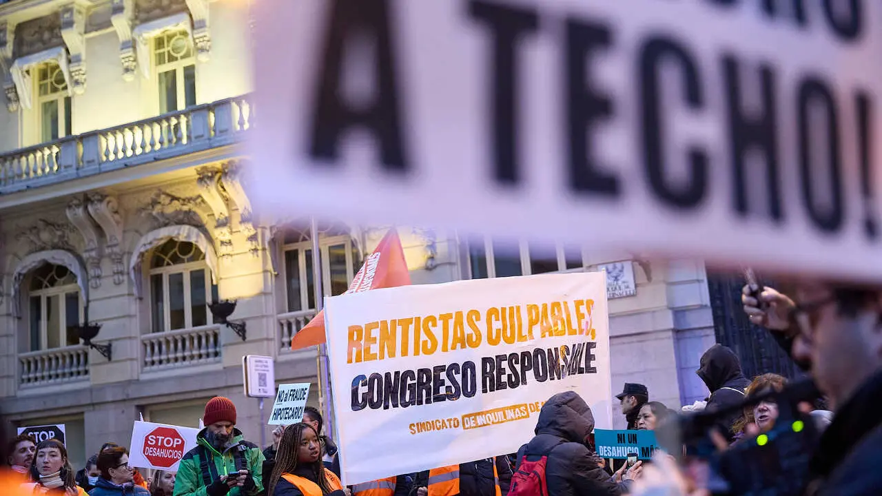 Archivo - Un grupo de personas durante una manifestaci&oacute;n frente al Congreso por el fin de la moratoria antidesahucios.