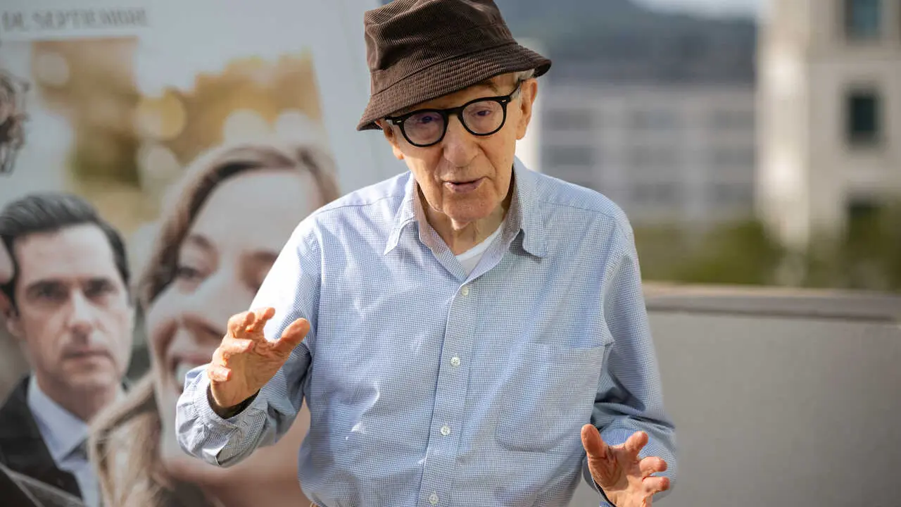 Archivo - El director de cine Woody Allen posa en el photocall de la pel&iacute;cula &lsquo;Cuesti&oacute;n de suerte&rsquo;, en el hotel ME Barcelona