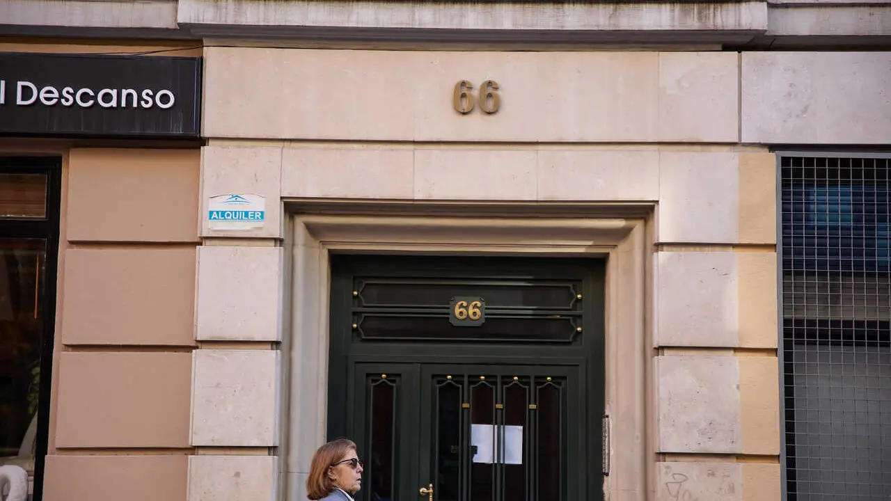 Archivo - Cartel de alquiler de viviendas en la fachada de un edificio.