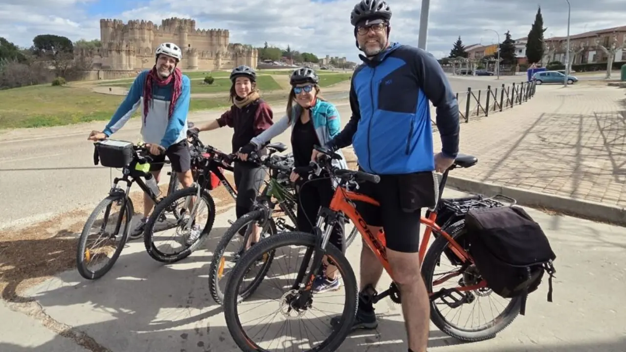 Alejandro y sus acompa&ntilde;antes en bicicleta