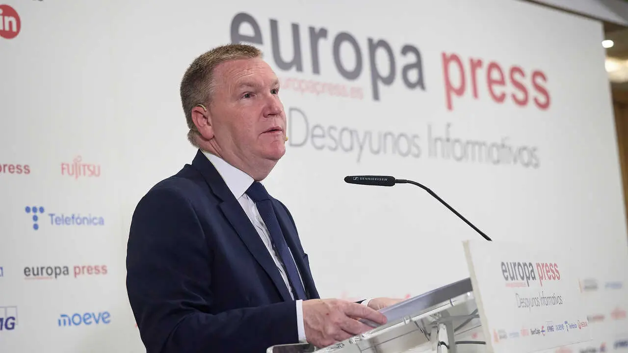 El Comisario Europeo de Democracia, Justicia, Estado de Derecho y Protecci&oacute;n de los Consumidores, Michael McGrath, durante un desayuno informativo organizado por Europa Press, a 21 de abril de 2026, en Madrid (Espa&ntilde;a).
