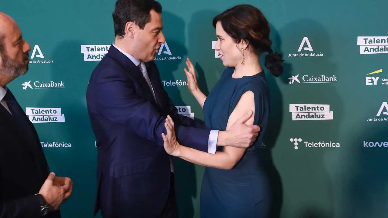 Archivo - El presidente de la Junta de Andaluc&iacute;a, Juanma Moreno, y la presidenta de la Comunidad de Madrid, Isabel D&iacute;az Ayuso, en la ceremonia de entrega de los Premios Talento Andaluz 2025, en Teatros del Canal, a 31 de marzo de 2025, en Madrid (Foto de 
