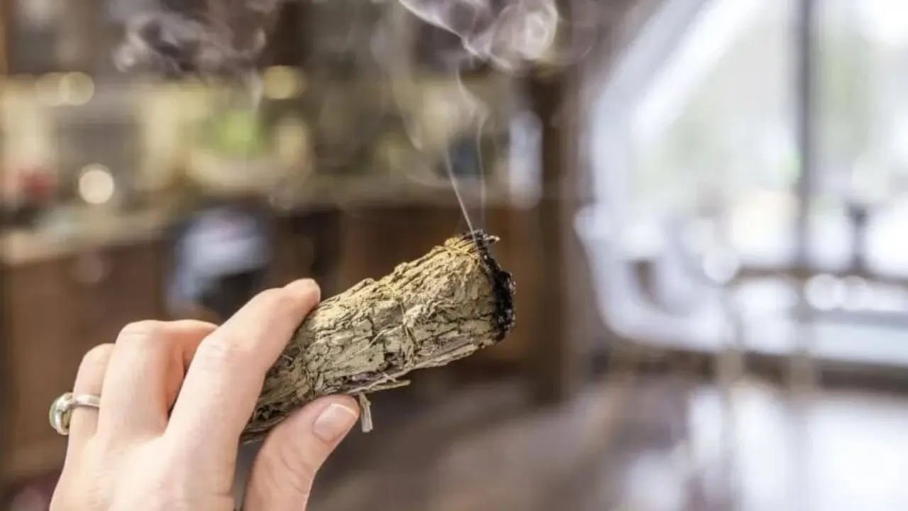 C&oacute;mo hacer una limpieza energ&eacute;tica profunda en el hogar para un 2026 exitoso