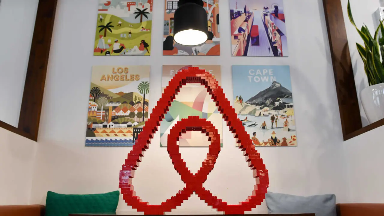 Archivo - FILED - 16 April 2018, Berlin: A general view of the Airbnb logo at the office of Airbnb Germany GmbH on Neue Schoenhauser street. Photo: Jens Kalaene/dpa-Zentralbild/dpa