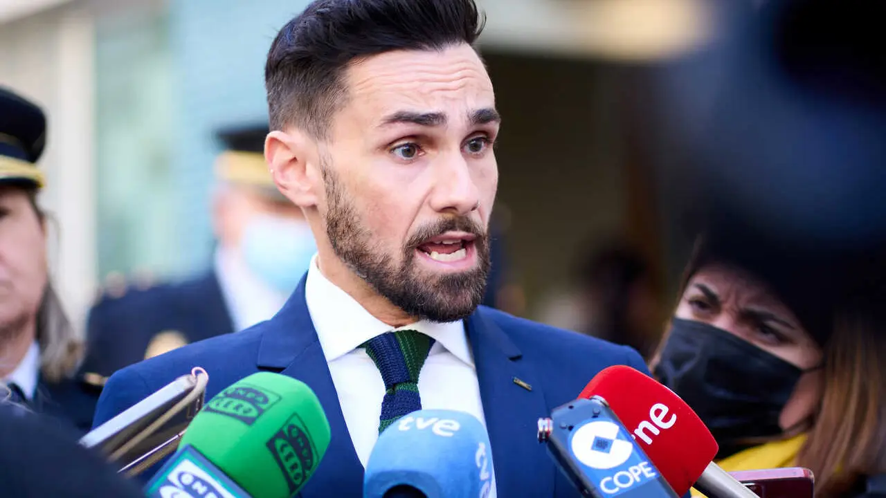 26/4/22  
ep  comisar&iacute;a de Polic&iacute;a Nacional en Santander 

El secretario de Estado de Seguridad, Rafael P&eacute;rez, visita la oficina de tramitaci&oacute;n de la protecci&oacute;n temporal a refugiados por la guerra en Ucrania, situada en la comisar&iacute;a de Polic&iacute;a Nacional en Santander

FOTO: Juan Manuel Serrano Arce