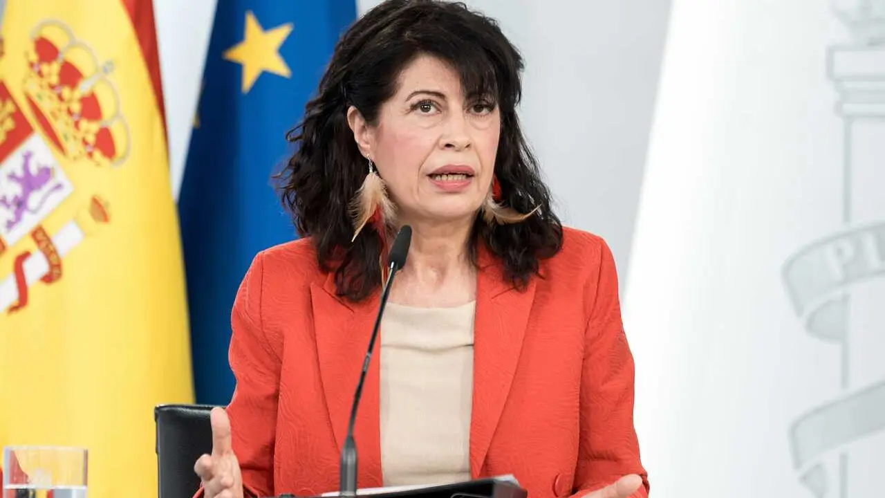 La ministra de Igualdad, Ana Redondo, durante una rueda de prensa tras el Consejo de Ministros, en el Palacio de La Moncloa, a 7 de abril de 2026, en Madrid (Espa&ntilde;a).