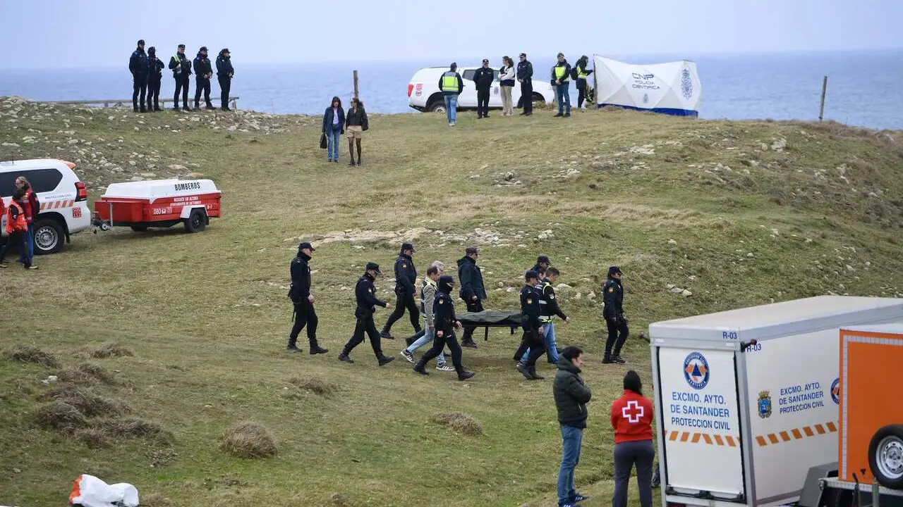 Archivo - Agentes de los Servicios de Emergencias trabajan en la playa de El Bocal, a 5 de marzo de 2026, en Santander, Cantabria (Espa&ntilde;a).
