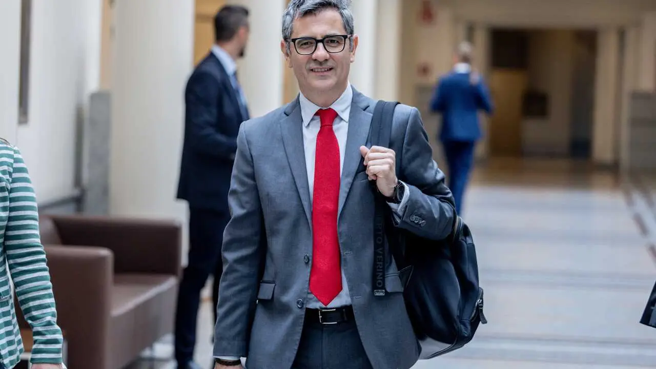 El ministro de la Presidencia, Justicia y Relaciones con las Cortes, F&eacute;lix Bola&ntilde;os, a su llegada a la sesi&oacute;n de control al Gobierno, a 21 de abril de 2026, en Madrid (Espa&ntilde;a). 