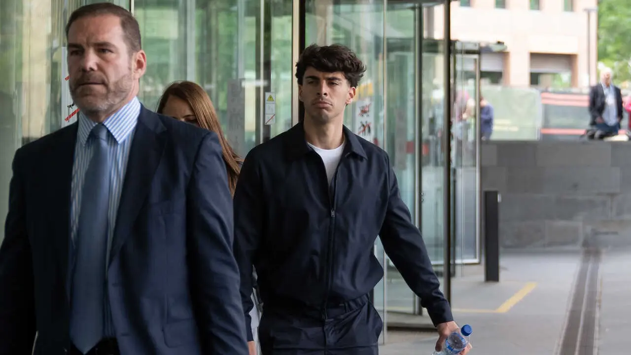 Archivo - El futbolista del RCD Espanyol &Aacute;lvaro Aguado (d) a su salida de la Ciutat de la Justicia, en una imagen de archivo