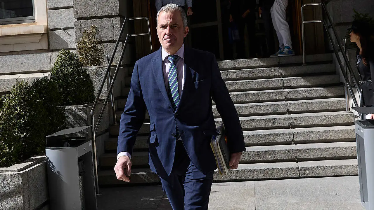 Archivo - El diputado de VOX Javier Ortega Smith, a su salida de una sesi&oacute;n plenaria, en el Congreso de los Diputados, a 26 de febrero de 2026, en Madrid (Espa&ntilde;a).