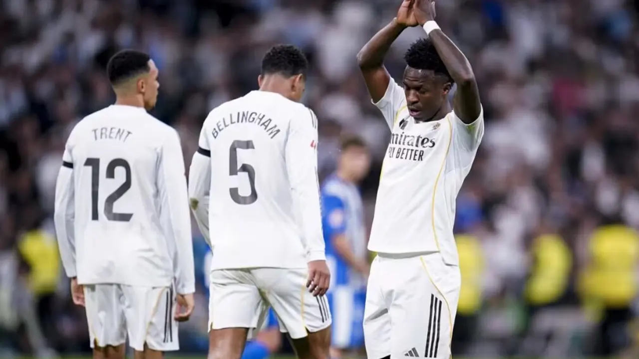 Vin&iacute;cius pidiendo perd&oacute;n tras el gol del 2-0