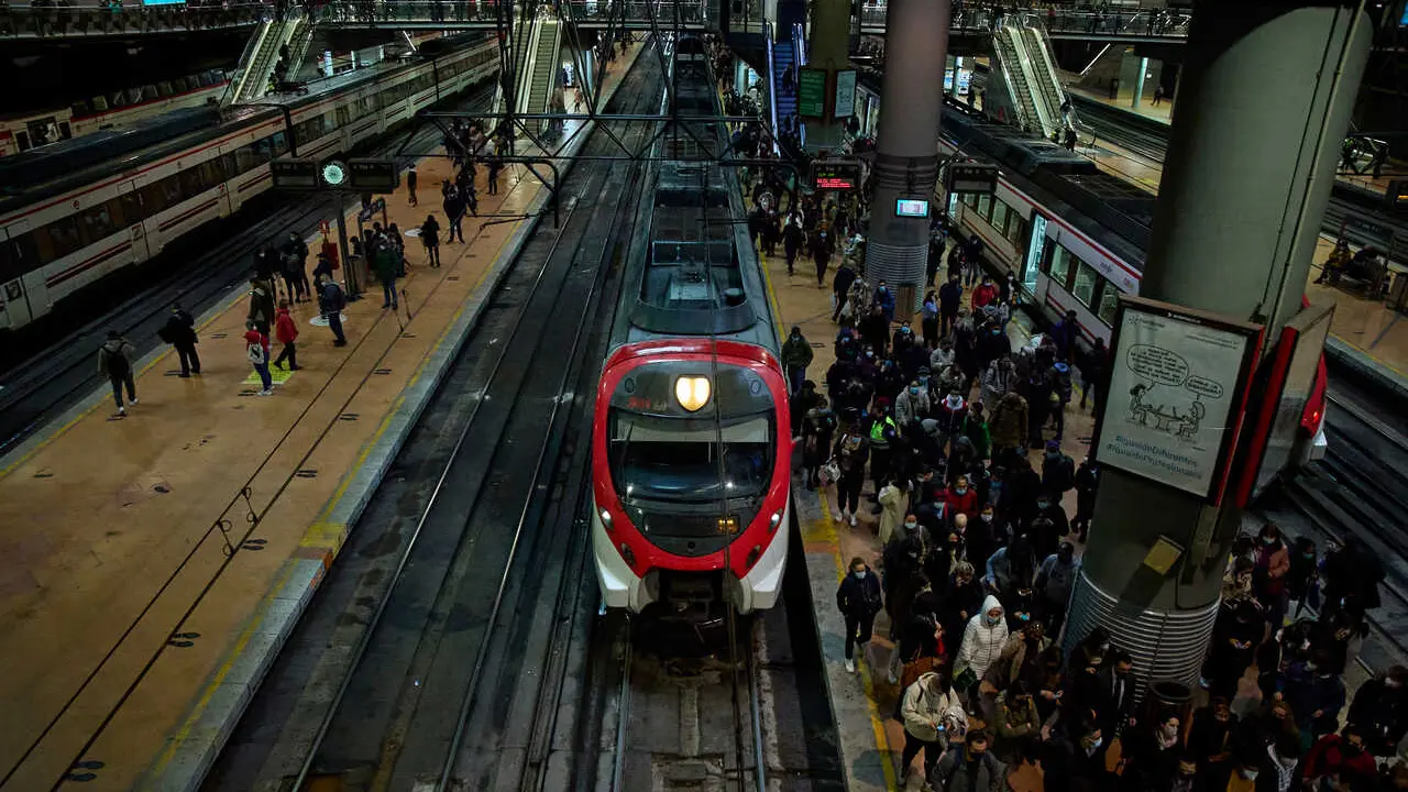 Archivo - Acumulaci&oacute;n de viajeros en un and&eacute;n de la estaci&oacute;n de Atocha, a 21 de marzo de 2022, en Madrid (Espa&ntilde;a). A primera hora del d&iacute;a de hoy se ha producido una incidencia en el sistema inform&aacute;tico afectando a la se&ntilde;alizaci&oacute;n de la estaci&oacute;n de Chamart