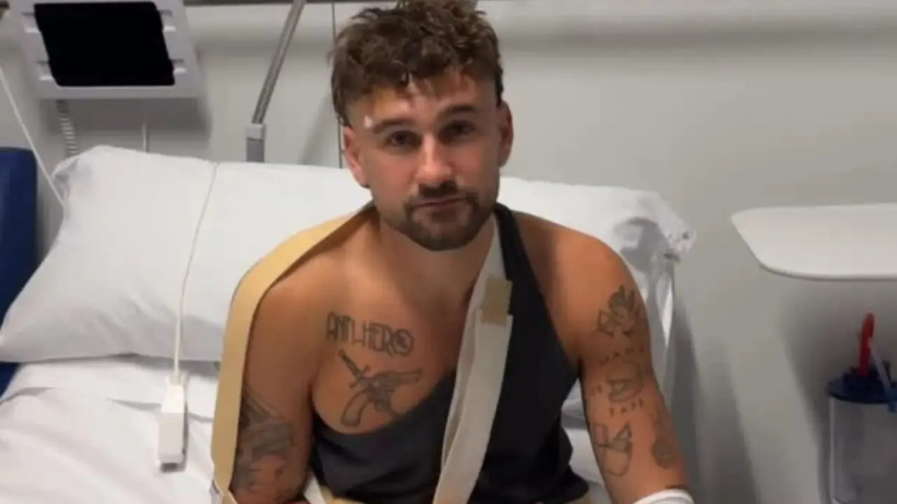 Dani Fern&aacute;ndez en el hospital tras su rotura de hombro