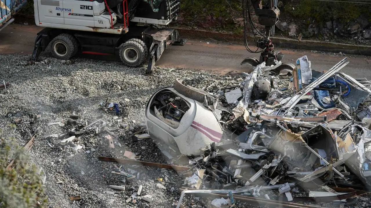 Archivo - Trabajadores realizan tareas de retirada de los vagores en el punto de las v&iacute;as donde tuvo lugar el accidente de trenes de Adamuz, a 24 de enero de 2026 en Adamuz (C&oacute;rdoba, Andaluc&iacute;a).