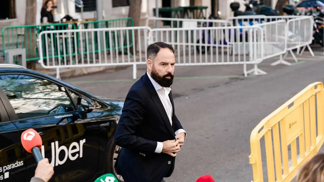 El exgerente del PSOE Mariano Moreno, a su llegada al Tribunal Supremo para declara como testigo en el juicio por presuntas irregularidades en la compra de mascarillas, a 22 de abril de 2026, en Madrid (Espa&ntilde;a).