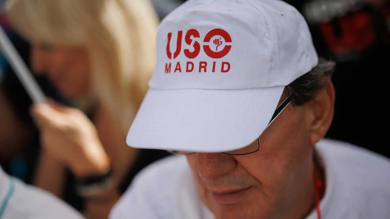 Archivo - Un hombre viste con una gorra perteneciente al sindicato USO