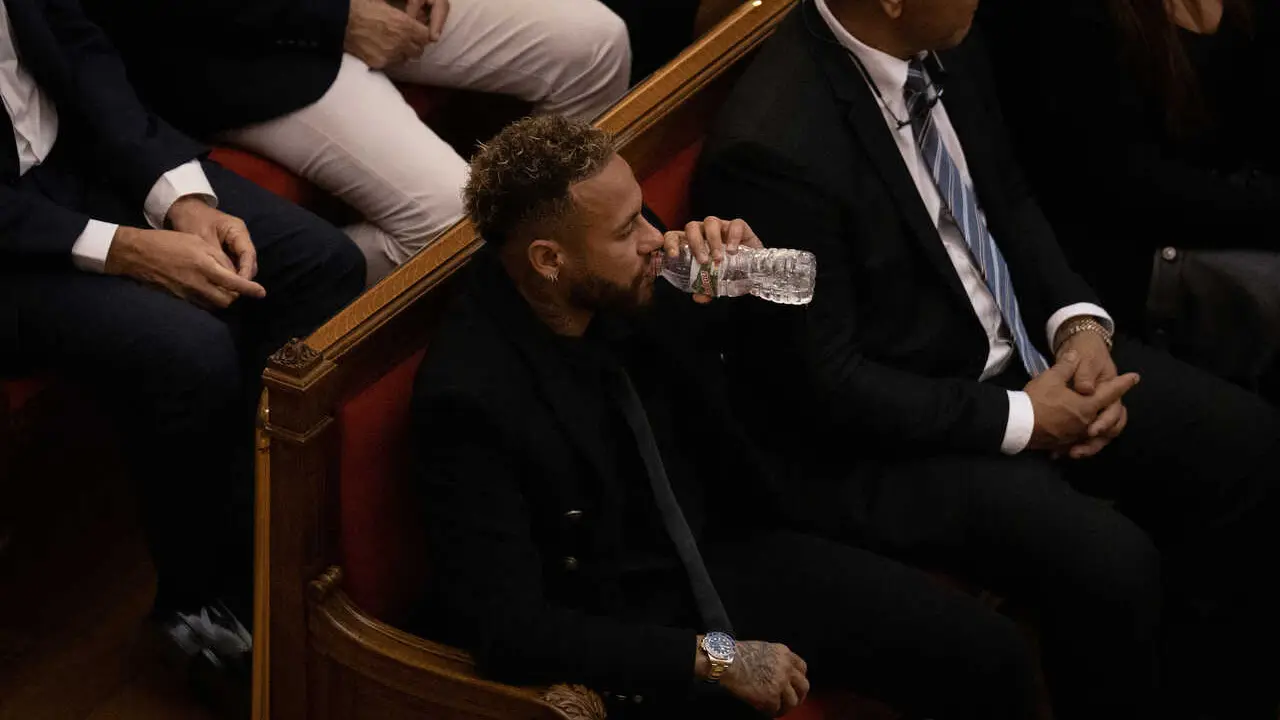 Archivo - El delantero del Paris Saint-Germain Neymar Da Silva durante el juicio por el &lsquo;caso Neymar 2&rsquo;, en la Audiencia de Barcelona, a 17 de octubre de 2022, en Barcelona, Catalunya (Espa&ntilde;a)