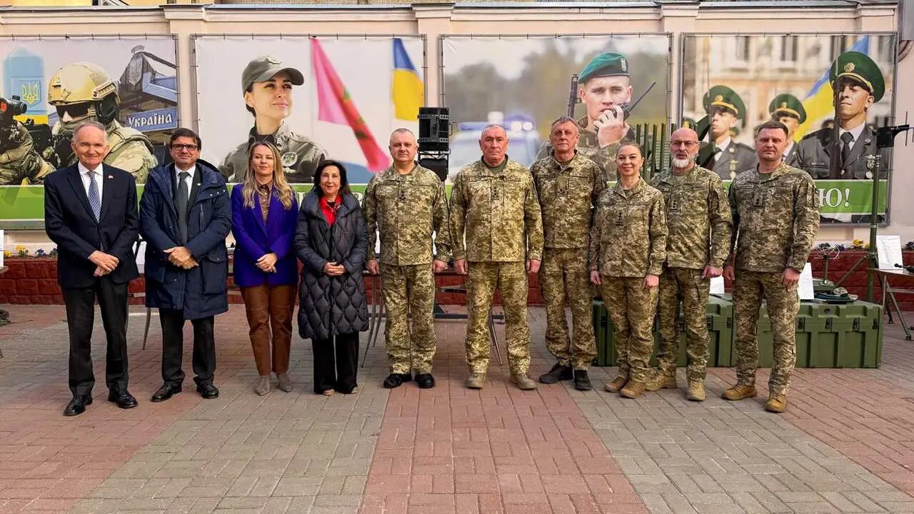 La ministra de Defensa, Margarita Robles, en viaje oficial a la capital ucraniana, Kiev.