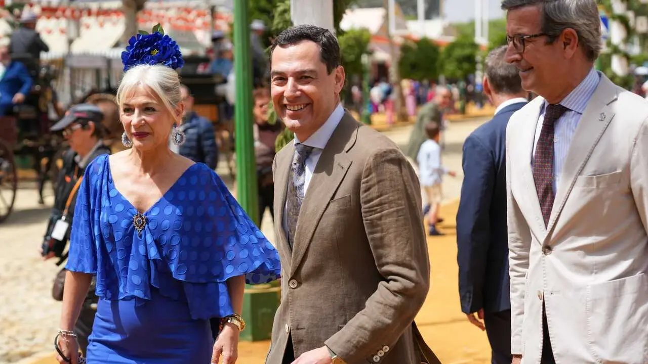 El presidente de la Junta de Andaluc&iacute;a, Juanma Moreno (c), junto a la consejera de Cultura y Deporte, Patricia del Pozo, y el consejero de Industria, Energ&iacute;a y Minas, Jorge Paradela (d), pasean por la Feria de Abril. 
