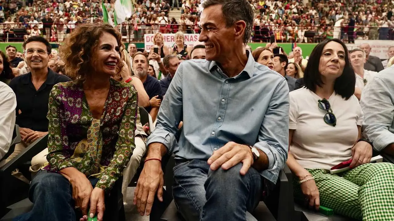 Archivo - El secretario general del PSOE y presidente del Gobierno, Pedro S&aacute;nchez, y la candidata a la Junta por el PSOE-A, Mar&iacute;a Jes&uacute;s Montero, participan en un acto p&uacute;blico del PSOE en M&aacute;laga, a 14 de septiembre de 2025. (Foto de archivo).