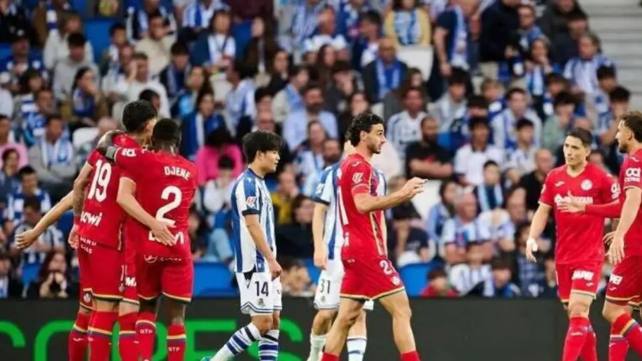 El Getafe celebrando la victoria ante la Real