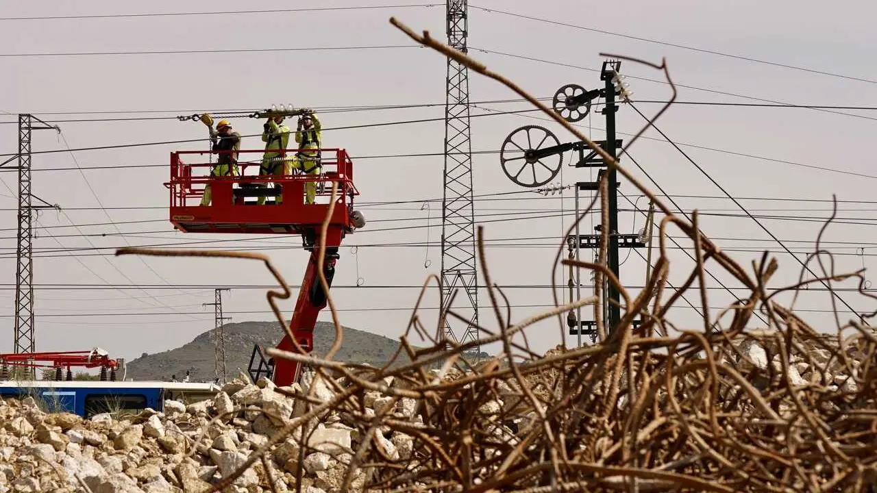 Archivo - Imagen de las obras de emergencias sobre el talud que se vio gravemente afectado por el pasado temporal a su paso por &Aacute;lora (M&aacute;laga) y que ha mantenido sin servicio directo la conexi&oacute;n del AVE Madrid-M&aacute;laga
