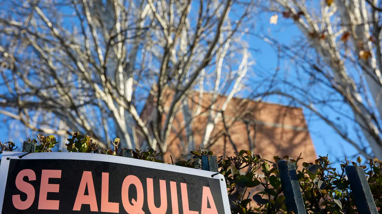 Archivo - Cartel de alquiler de viviendas