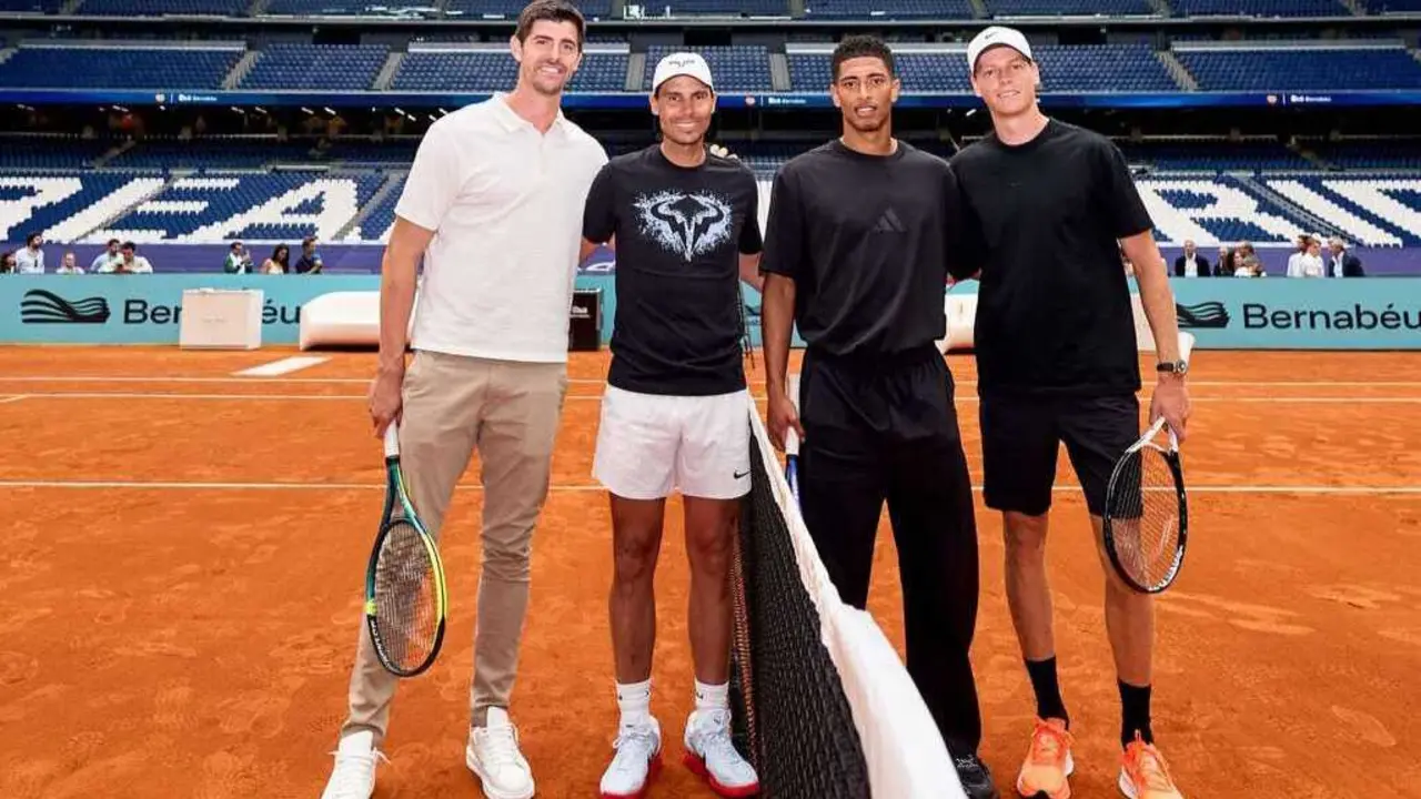 Rafa Nadal y Sinner jugando en el Bernab&eacute;u junto a Courtois y Bellingham