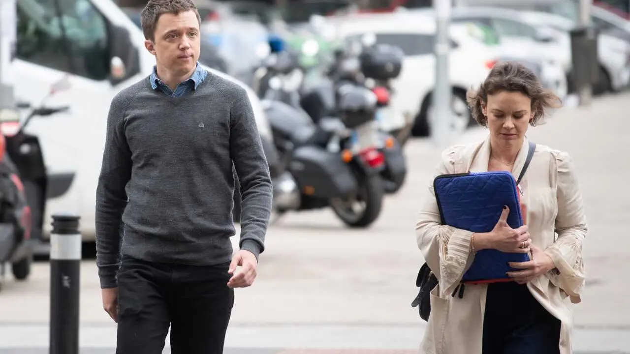 El exportavoz de Sumar, &Iacute;&ntilde;igo Errej&oacute;n, a su llegada a los juzgados de Plaza de Castilla, a 24 de abril de 2026, en Madrid (Espa&ntilde;a). 