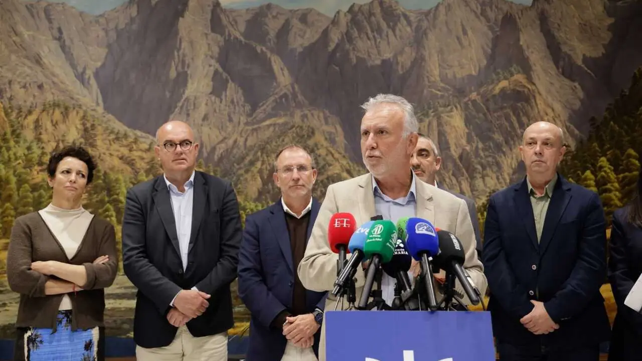 El ministro de Pol&iacute;tica Territorial, &Aacute;ngel V&iacute;ctor Torres, en declaraciones a los medios tras la reuni&oacute;n entre autoridades del Cabildo de La Palma y del Ministerio para abordar la reconstrucci&oacute;n de la isla tras el volc&aacute;n