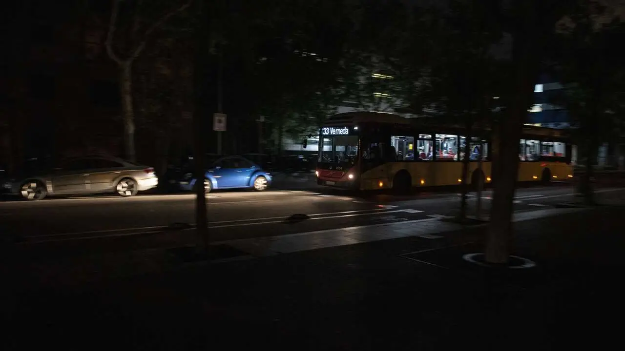 Archivo - Las calles de la ciudad sin luz durante el apag&oacute;n, a 28 de abril de 2025, en Barcelona, Catalunya (Espa&ntilde;a).