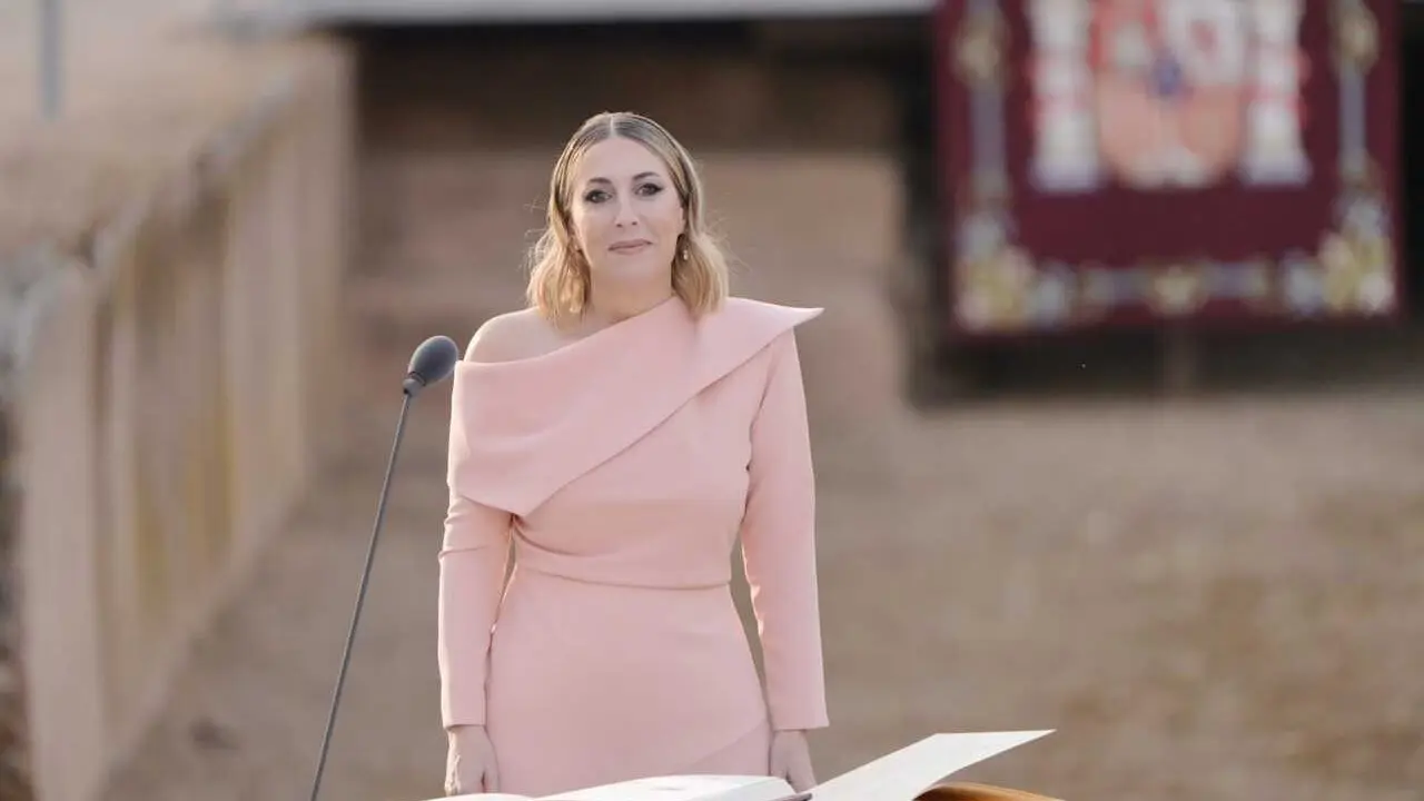 La presidenta de la Junta de Extremadura, Mar&iacute;a Guardiola, en su toma de posesi&oacute;n el 24 de abril de 2026 en el Anfiteatro Romano de M&eacute;rida