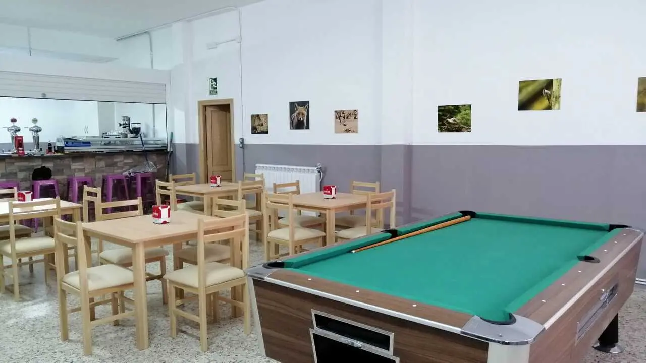 Archivo - El sal&oacute;n bar-comedor del nuevo Albergue de Tierga, con uno de los billares situados en este espacio.