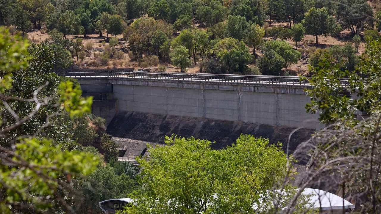 Archivo - Vista de la Presa de la Pinilla, a 11 de agosto de 2022, en Madrid (Espa&ntilde;a). 