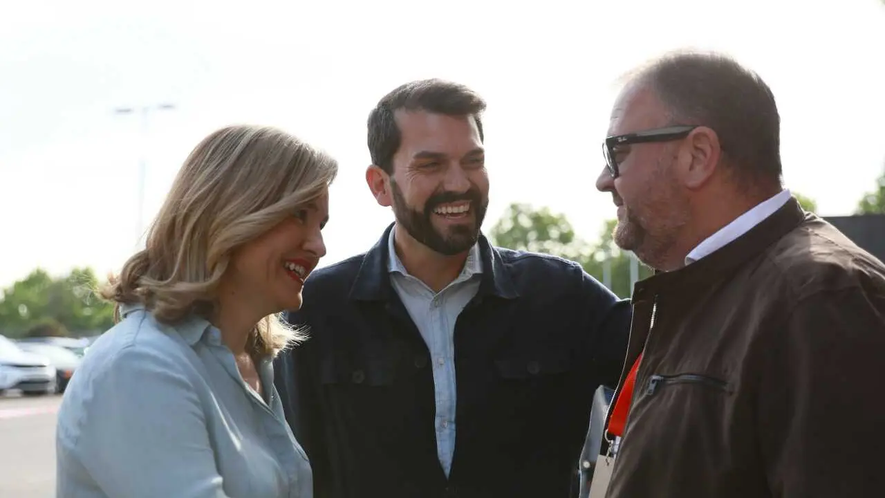 El secretario generla del PSOE de Extremadura, &Aacute;lvaro S&aacute;nchez Cotrina, saluda a Pilar  Alegr&iacute;a y al alcalde de M&eacute;rida a su llegada al Congreso Extraordinario del PSOE de Extremadura
