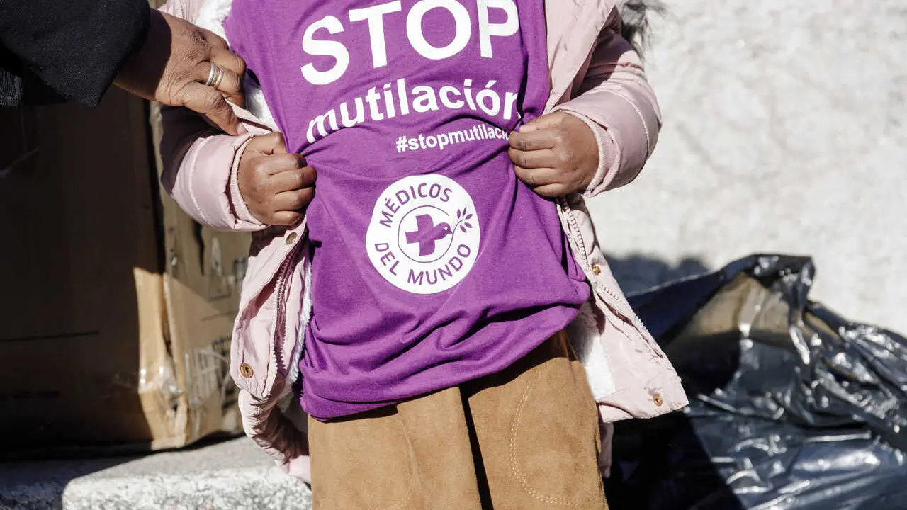 Archivo - Una ni&ntilde;a viste con una camiseta de 'Stop mutilaci&oacute;n' durante un acto para conmemorar el D&iacute;a Internacional de la Tolerancia Cero contra la Mutilaci&oacute;n Genital Femenina, en la Plaza del Museo Reina Sof&iacute;a, a 6 de febrero de 2023, en Madrid (Espa&ntilde;a).