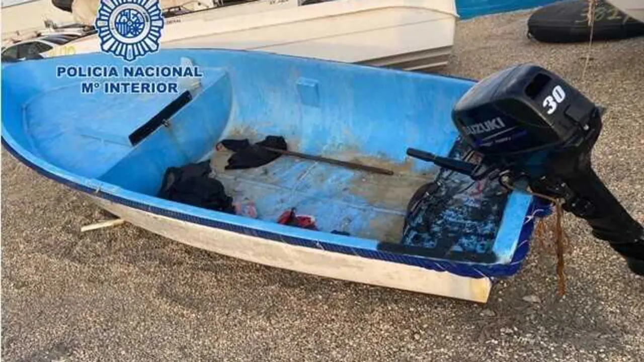 Archivo - Nota De Prensa Y Fotograf&iacute;a: 'La Polic&iacute;a Nacional Detiene A Los Patrones De Una Embarcaci&oacute;n Que Arrib&oacute; A La Playa De Moj&aacute;car Con 10 Inmigrantes A Bordo'