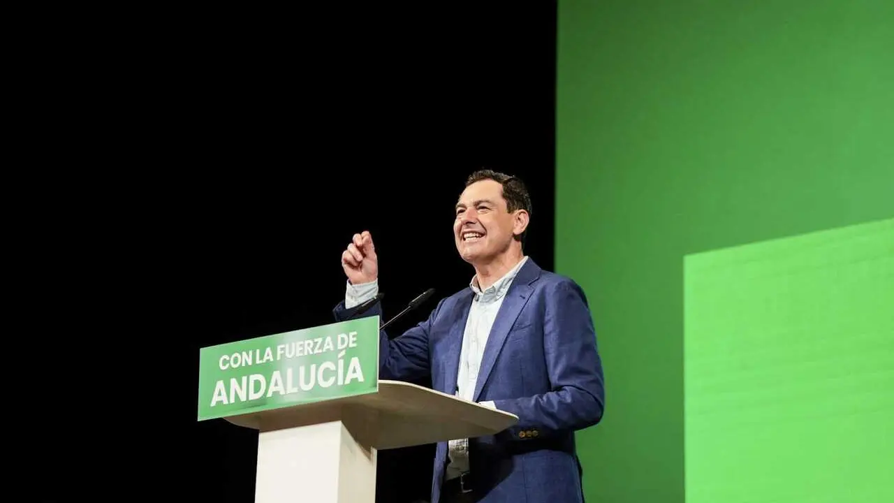 El candidato a la reelecci&oacute;n a presidente de la Junta de Andaluc&iacute;a, Juanma Moreno, interviene en un acto de precampa&ntilde;a en el Auditorio Maestro Padilla de Almer&iacute;a. 