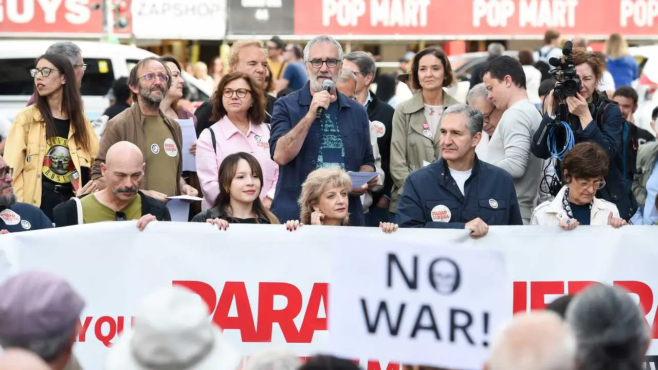 El director de cine Javier Fesser (2 fila, c) durante la concentraci&oacute;n &lsquo;Hay que parar la guerra en Oriente Medio&rsquo;, en la plaza de Callao, a 25 de abril de 2026, en Madrid (Espa&ntilde;a). 