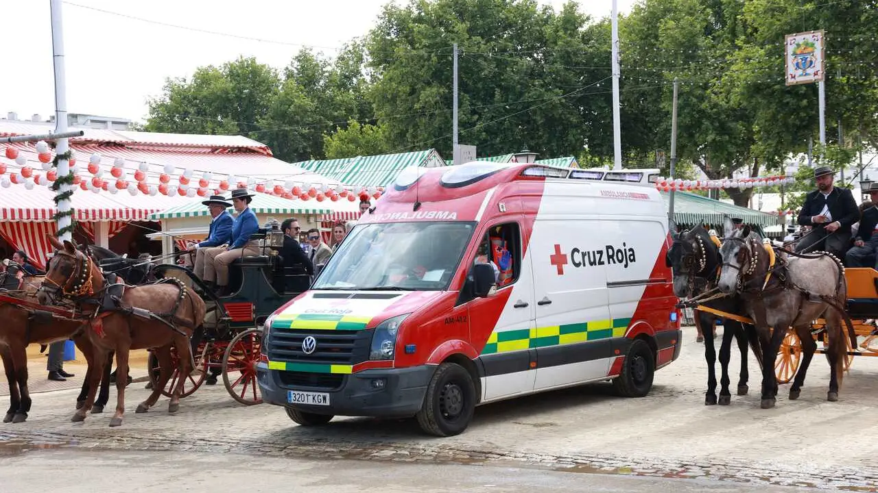 Archivo - Una ambulancia de la Cruz Roja por el Real de la Feria de Abril de Sevilla. Imagen de archivo. 