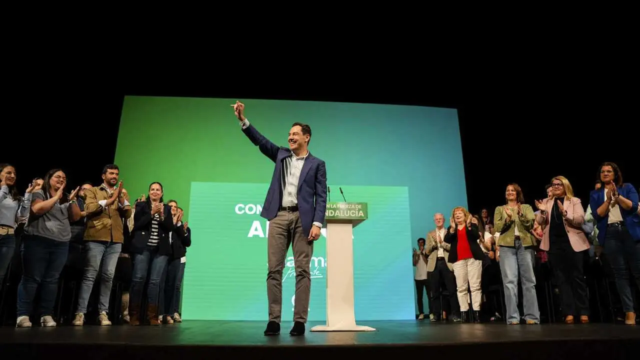 El candidato a la reelecci&oacute;n a presidente de la Junta de Andaluc&iacute;a, Juanma Moreno, interviene en un acto de precampa&ntilde;a en el Auditorio Maestro Padilla de Almer&iacute;a. 